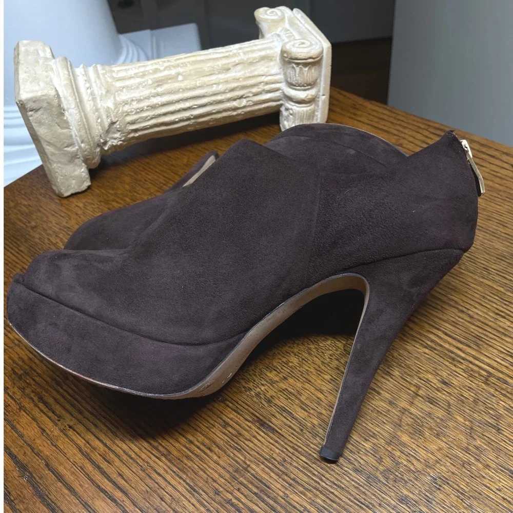 Vince Camuto Dark Brown Suede Peep Toe Platform Booties Gold Back Zip Heels 9B * - Picture 16 of 16
